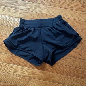 black lululemon hotty hot 2.5 inch size 2 shorts